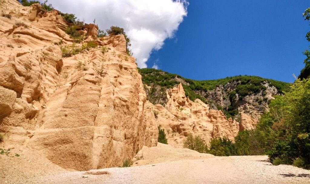 canyon delle lame rosse con pinnacoli rossi e cielo azzurro