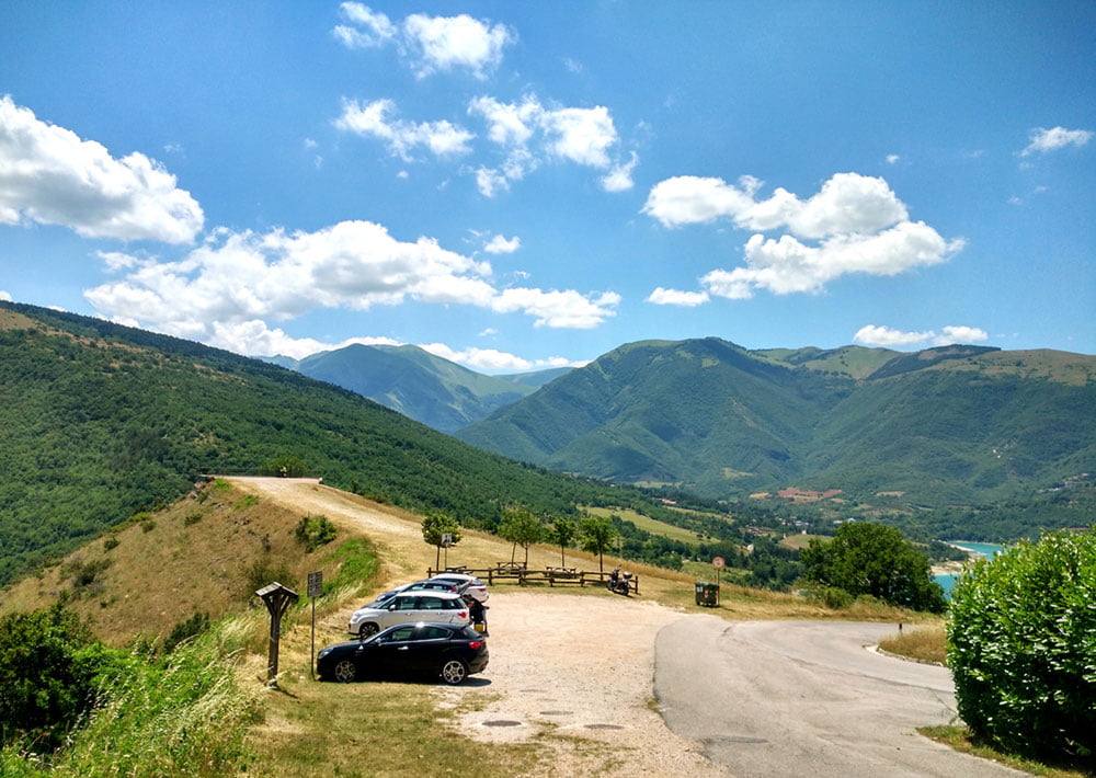 parcheggio all'inizio del sentiero per lame rosse