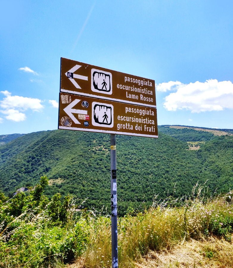 cartello con indicazioni per sentiero lame rosse