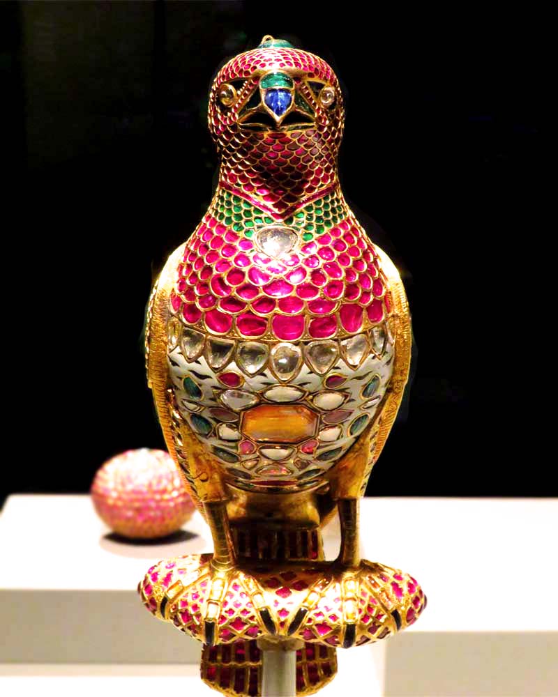 gioiello raffigurante un uccello tempestato di pietre preziose al museo d'arte islamica a doha