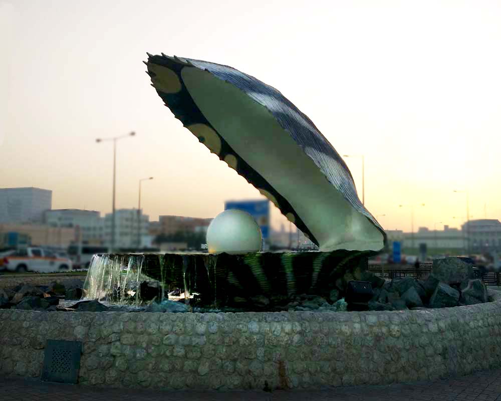 scultura raffigurante un'ostrica gigante lungo corniche a doha