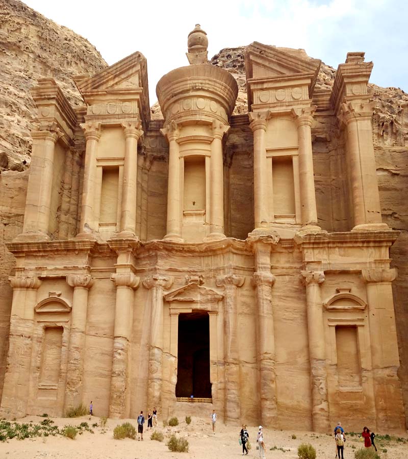 facciata palazzo scavata nella roccia viaggio giordania low cost