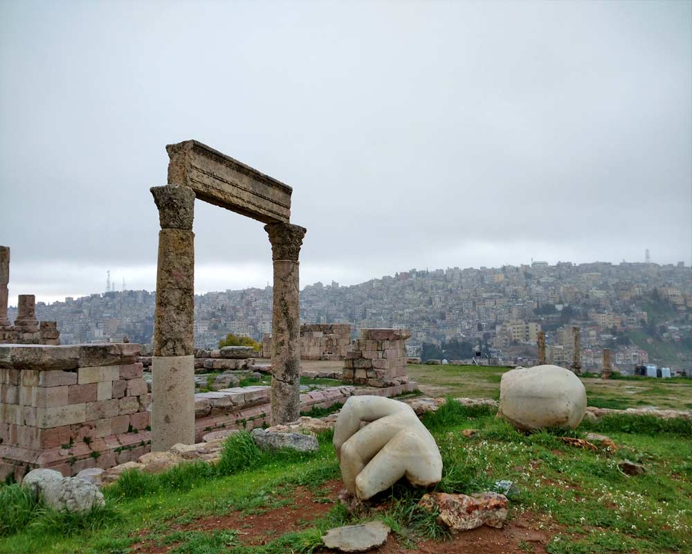 resti di tempio e sculture nella cittadella ad amman
