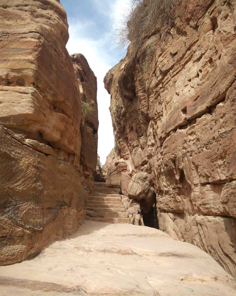 scalinata scavata nella roccia in mezzo al canyon verso monastero ad deir a petra