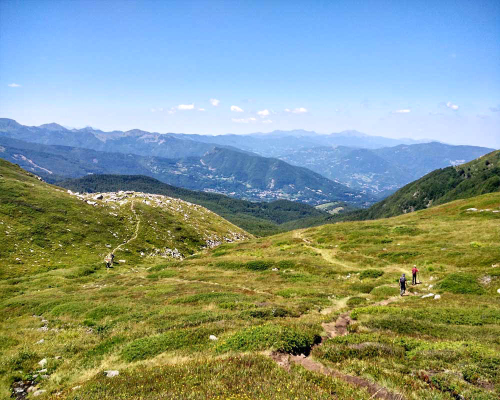 paesaggio sulle montagne dal libro aperto