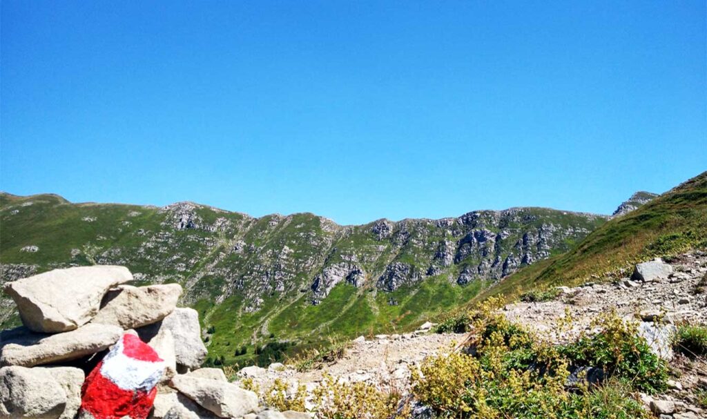 cima di montagna libro aperto con il cielo azzurro