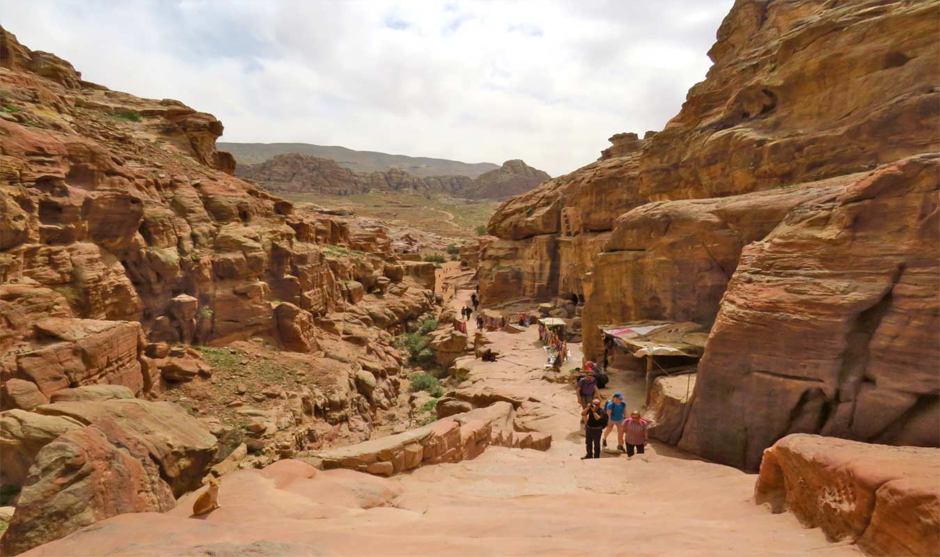 sentiero verso monastero ad deir nel mezzo del canyon a petra
