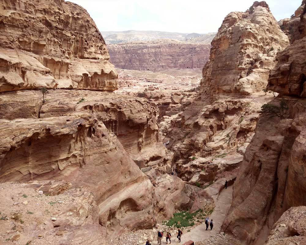 sentiero verso monastero ad deir nel mezzo delle montagne a petra