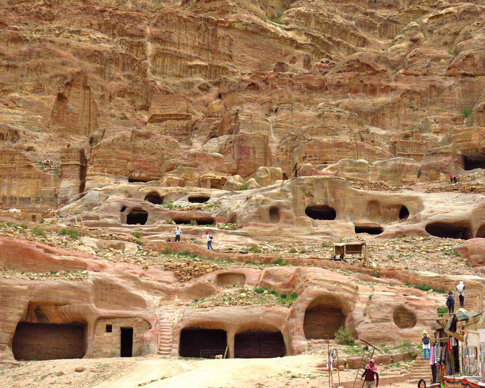 strada delle facciate con tombe scavata nella montagna a petra