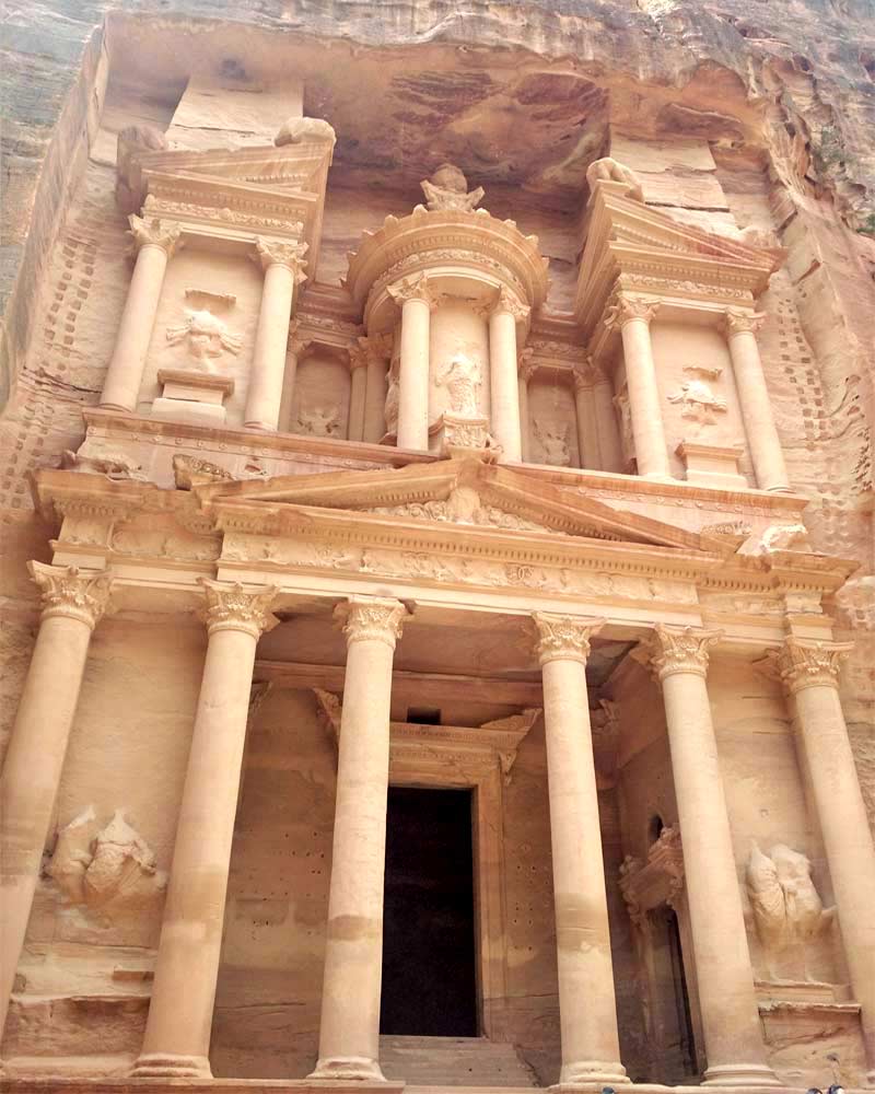 facciata scolpita nella roccia del tesoro a petra