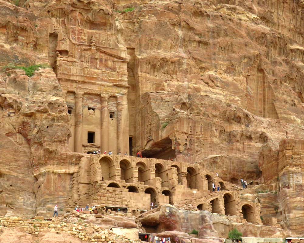 tomba dell'urna scavata in pietra a petra