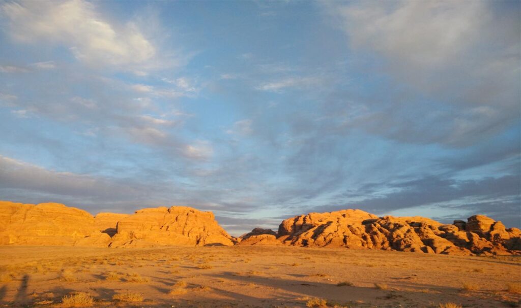 deserto di wadi rum al tramonto