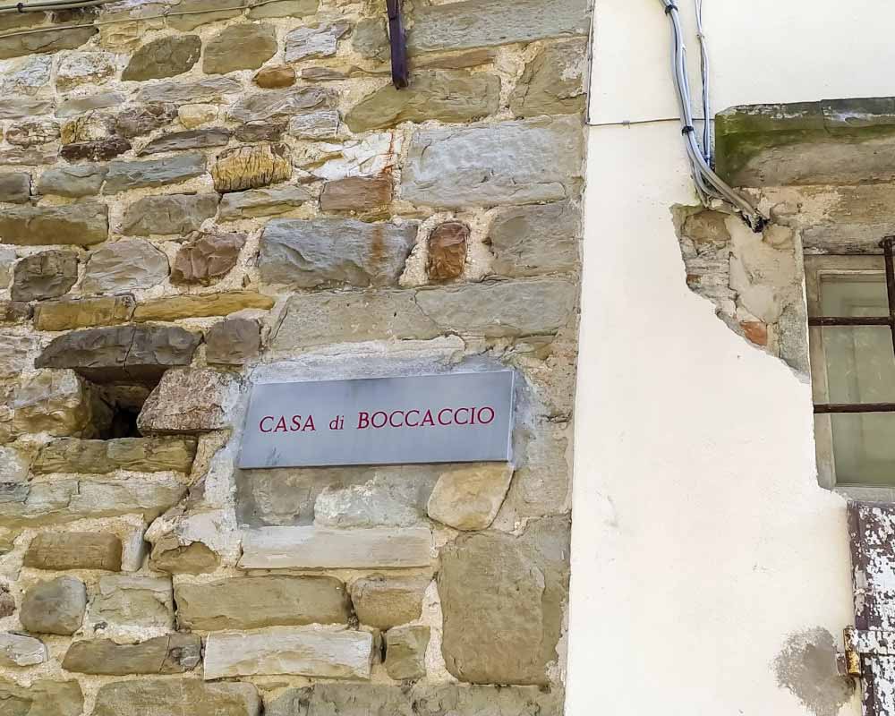 facciata casa in pietra della casa di boccaccio a settignano