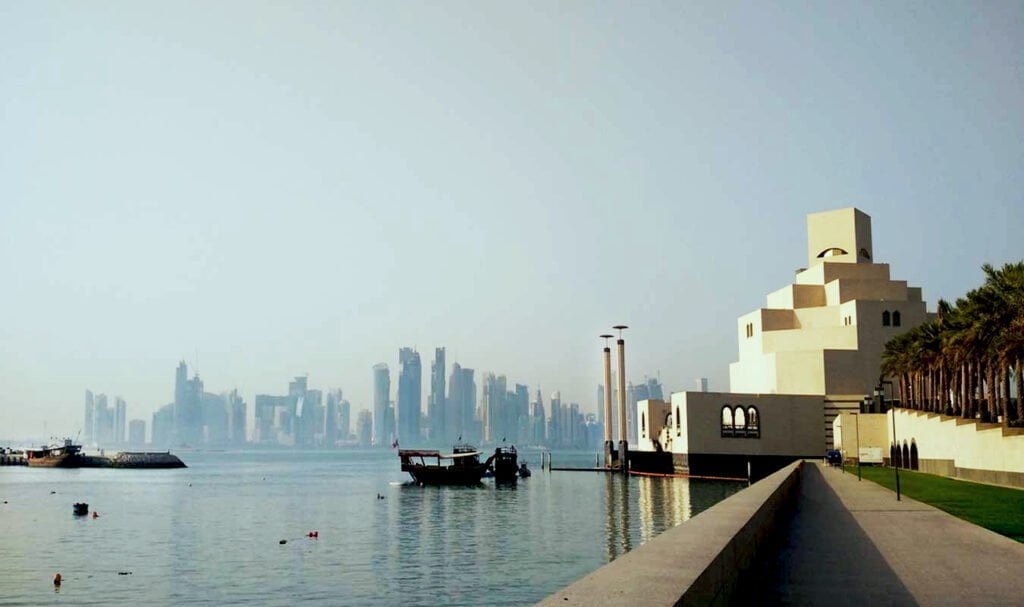 costruzione moderna del museo d'arte sulla baia a doha