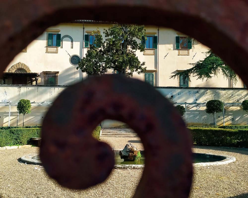 facciata del palazzo strozzi vista dal cancello a ponte a mensola