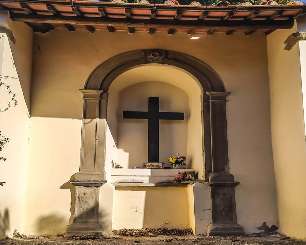 facciata del tabernacolo crocifissalto a settignano