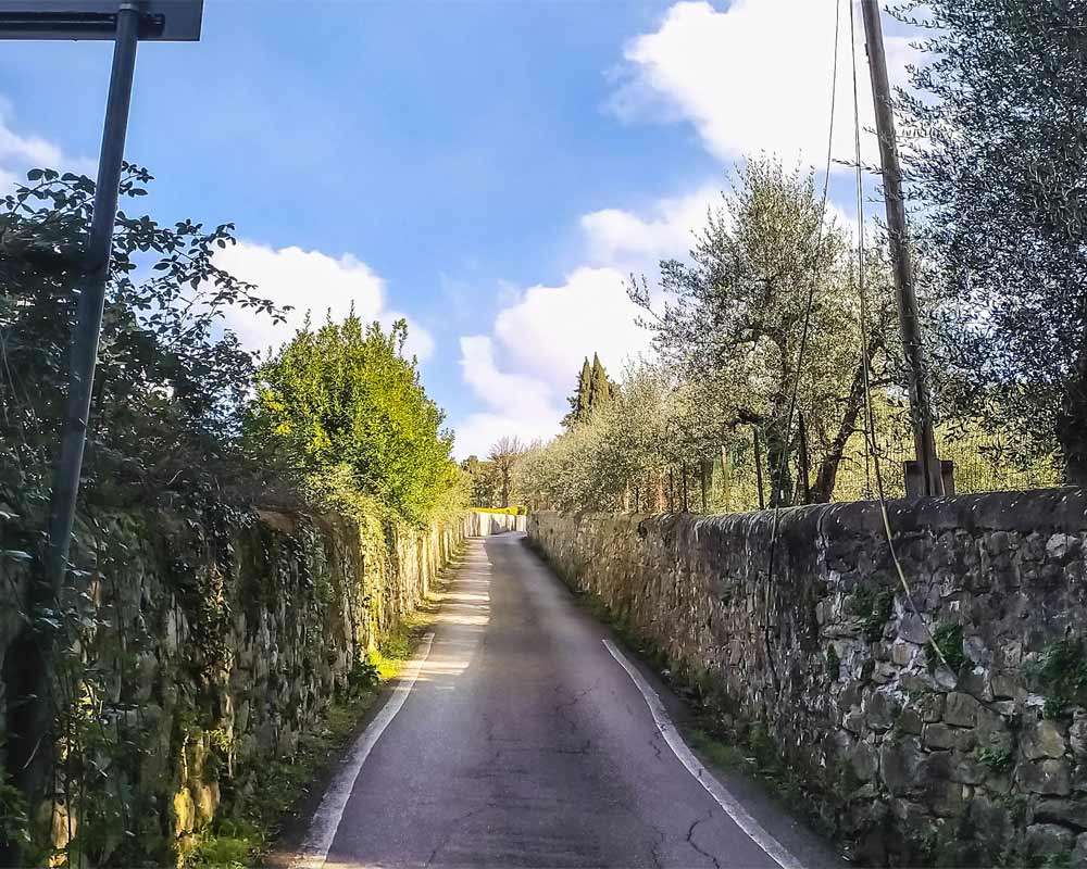 via della capponcina in salita tra i muri