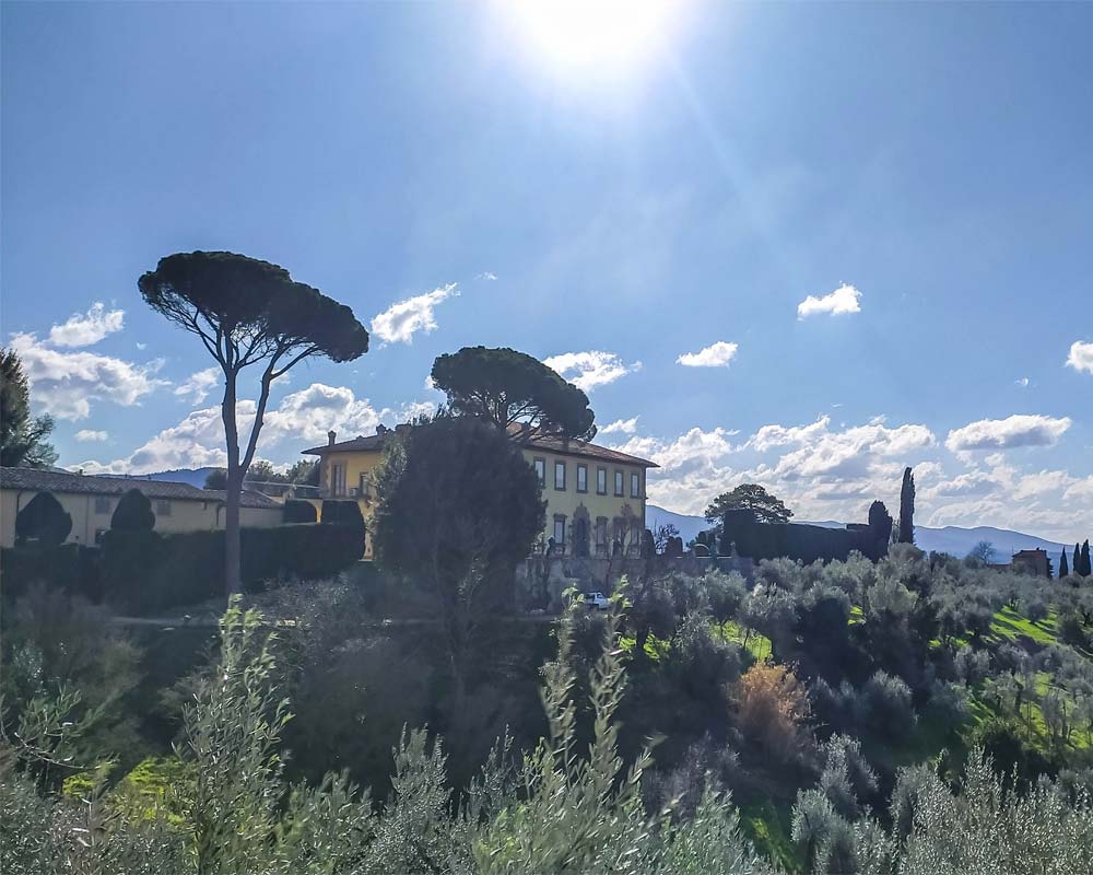 villa gamberaia con alberi e siepi intorno a settignano