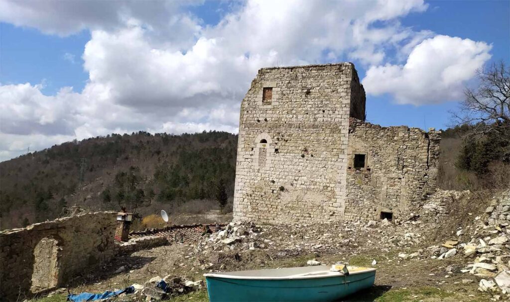 rovine di torre di baracca nel bosco con barca davanti su monte morello
