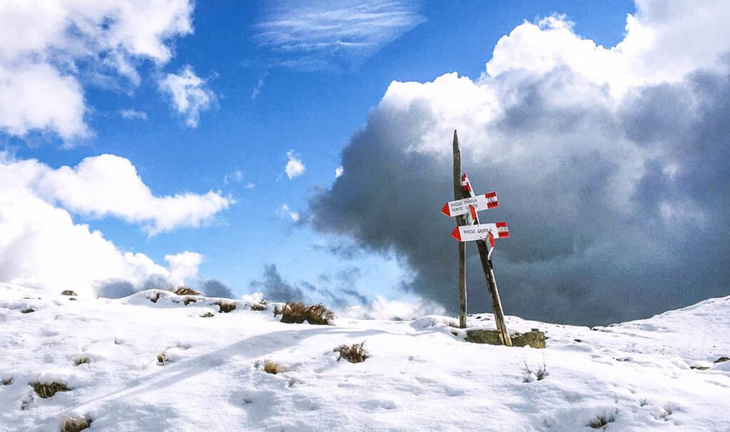passo della vecchia indicazioni cai in mezzo alla neve