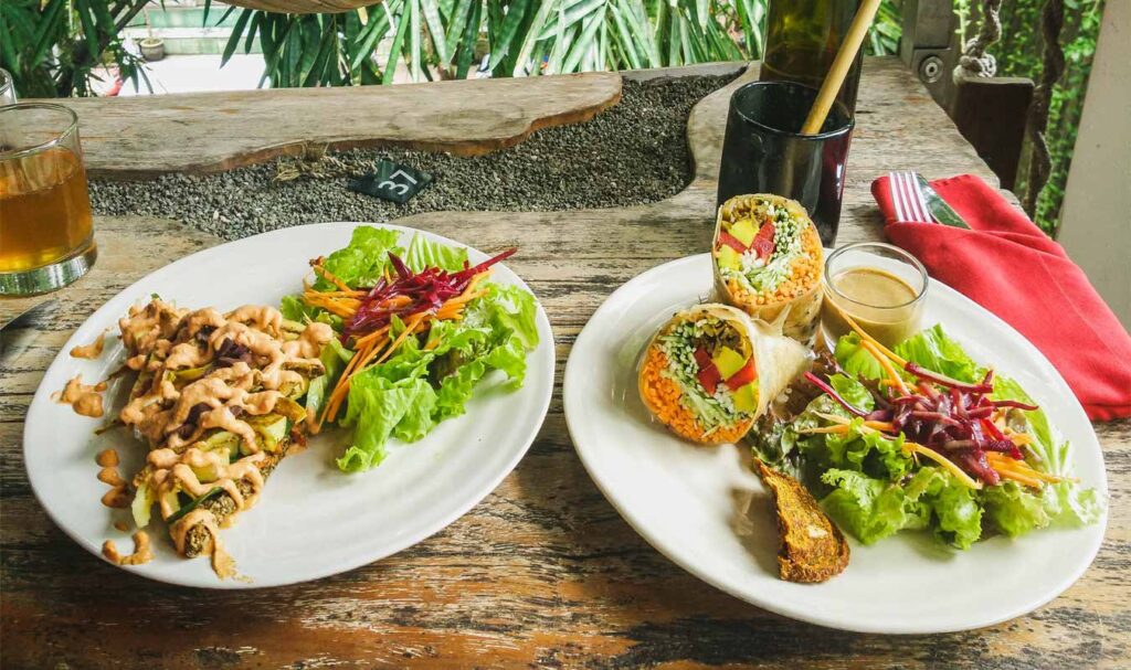 tavolo con due piatti con cibo a clear cafe a ubud