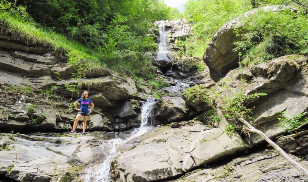persona in posa su un sasso alla cascata della rovinaccia fanano