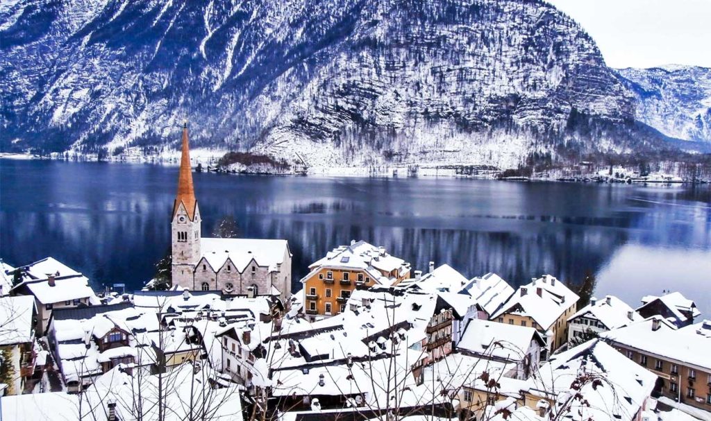 paesino di hallstatt con lago e montahne sullo sfondo in austria