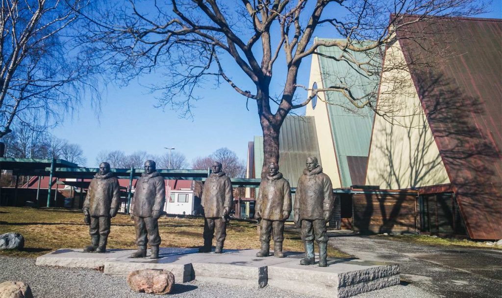 5 statue di vichinghi davanti al museo a bygdoy oslo