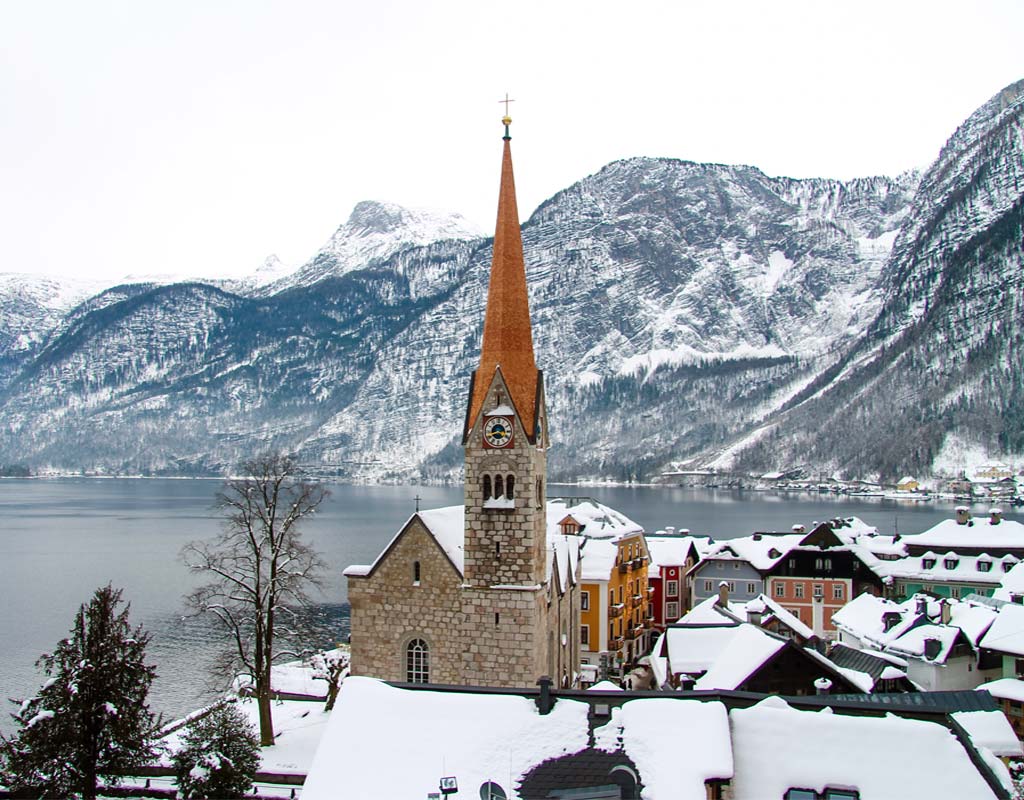 vista sulla Evangelische Pfarrkirche Hallstatt in inverno