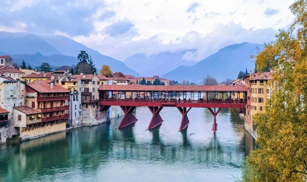 bassano del grappa vista su ponte degli alpini sul fiume brenta fiancheggiato dai palazzi