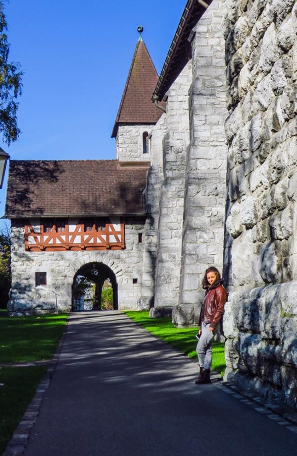 Liechtenstein persona che si appoggia sul muro esterno della chiesa di san nicola a balzers