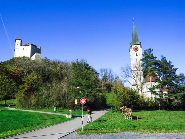 castello burg gutenberg e chiesa di san nicola viste da sotto a balzers