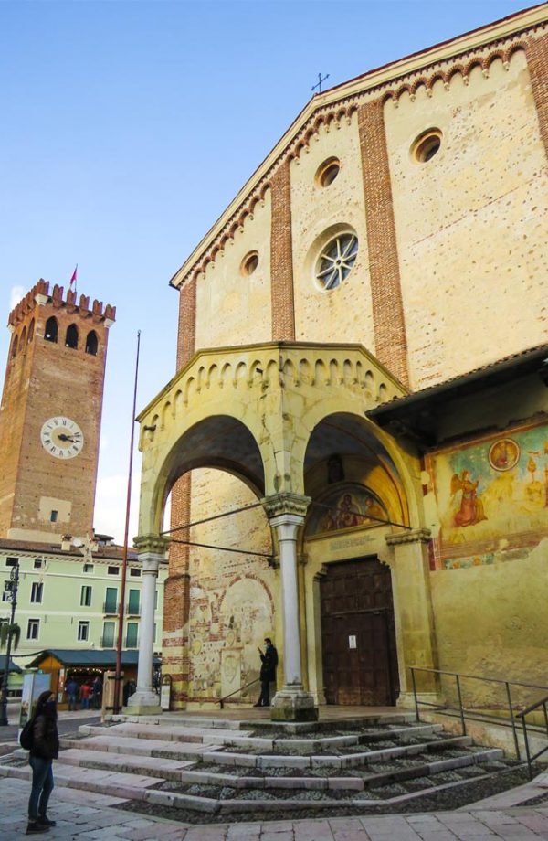 vista sulla facciata della chiesa di san francesco e torre civica a bassano del grappa
