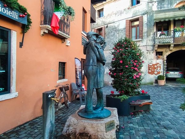 statua bacin d'amor in via angarano con un alpino che bacia la sua fidanzata