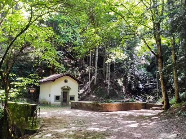 cappella san torello nel bosco accanto alla cascata vicino all'abbazia di vallombrosa