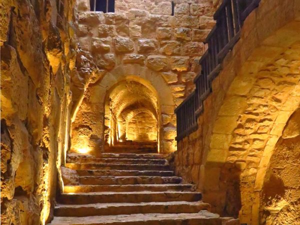 scalinata interna illuminata nel castello di ajlun in giordania