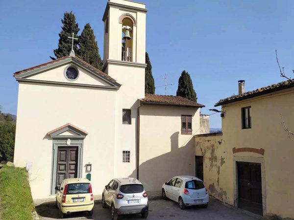 facciata della chiesa di san lorenzo a serpiolle con 3 macchine parcheggiate davanti