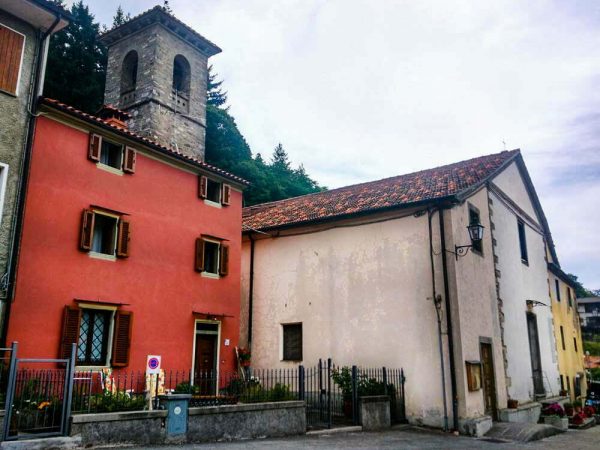 palazzina rossa con chiesa accanto a orsigna