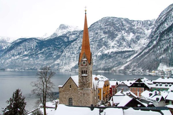 vista sulla Evangelische Pfarrkirche Hallstatt in inverno