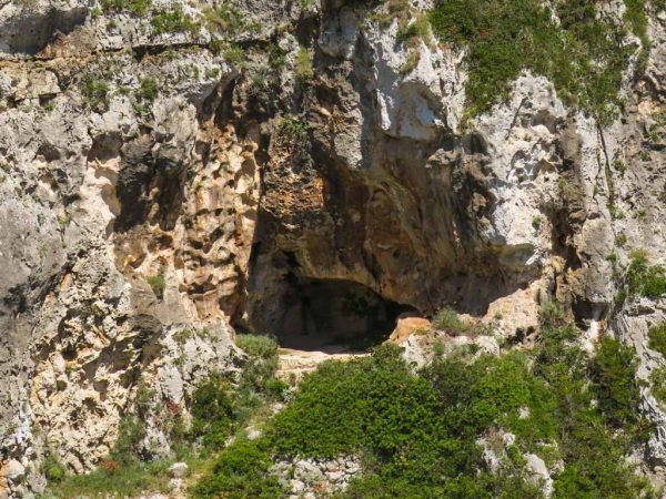 grotta lungo il sentiero
