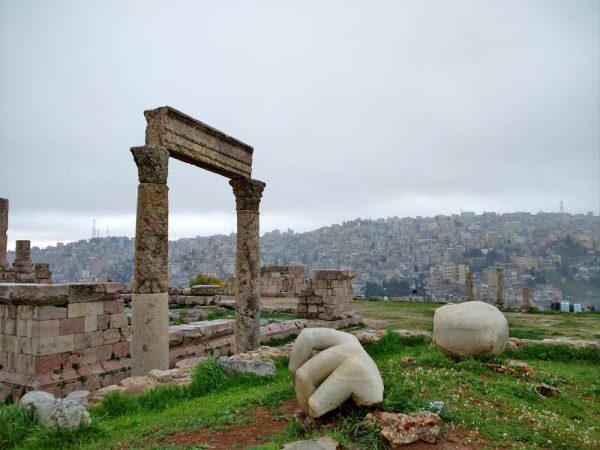 resti di tempio e sculture nella cittadella ad amman