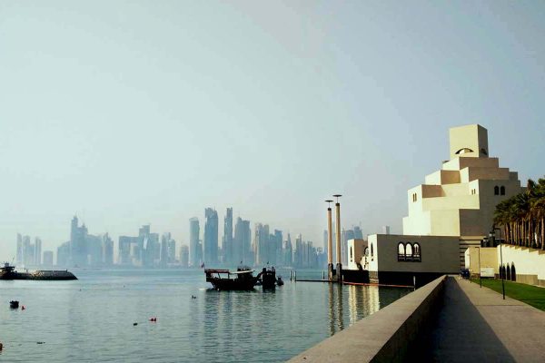costruzione moderna del museo d'arte sulla baia a doha
