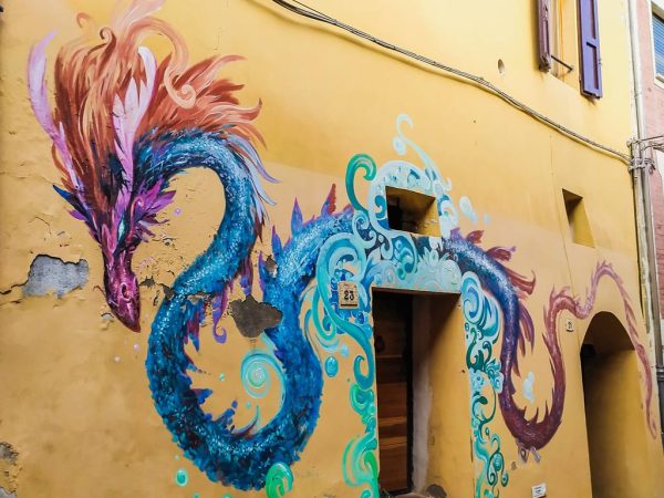 dozza drago dipinto sulla facciata di un palazzo