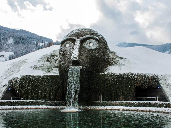 entrata ai mondi swarovski a forma di testa di gigante ricoperto dalla neve