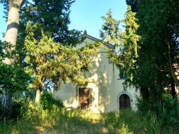 facciata della chiesa di san niccolò a torri circondata da alberi