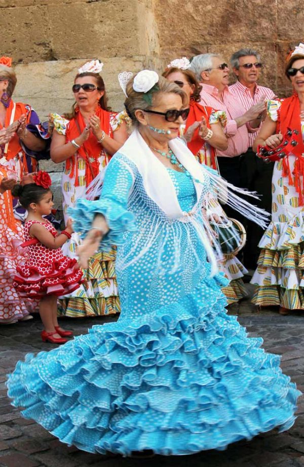 danzatrici di flamenco sulla strada a siviglia