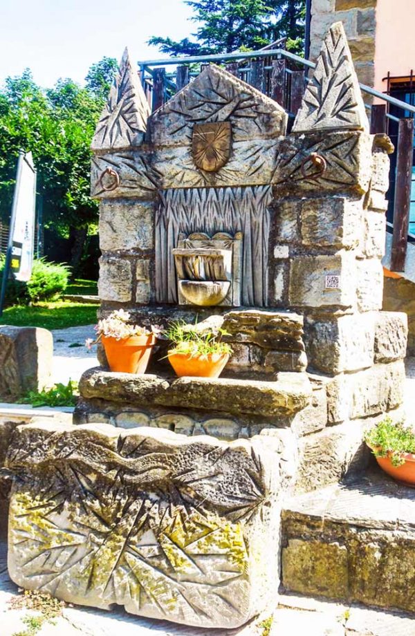 fanano fontana in pietra in piazza rinaldi
