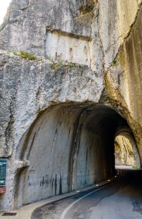 gola del furlo entrata nella galleria scavata nella pietra