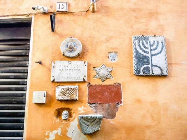 ghetto ebraico roma simboli ebraici sul muro