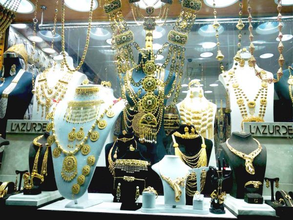 vetrina con gioielli in oro a gold souk a doha
